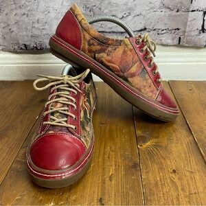 L’Artiste by spring step Bibbie Rose red leather floral sneakers
Size 37